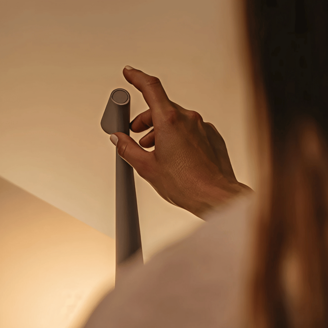 NordicGlow Tischlampe – Kabellose dimmbare LED Designlampe im skandinavischen Stil
